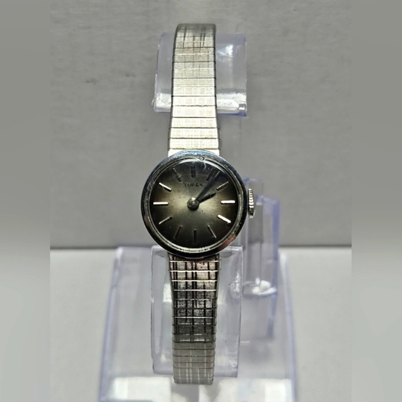 1974 Vintage Womens Timex Chrome Plated 17 Jewels Manual Wind Watch Petite Runs - Picture 1 of 10